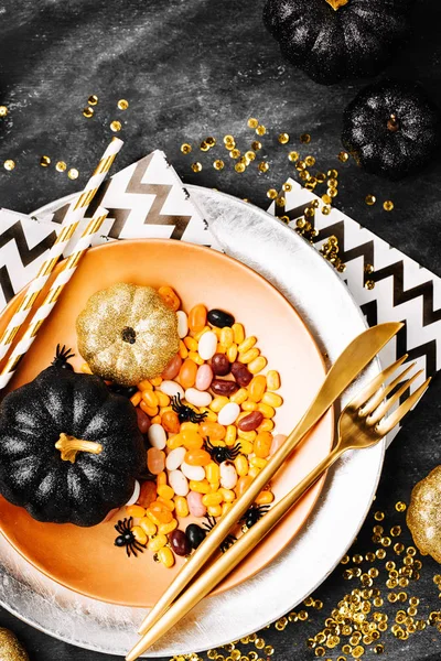 Tatlılar s karanlık bir tablo ile çanak