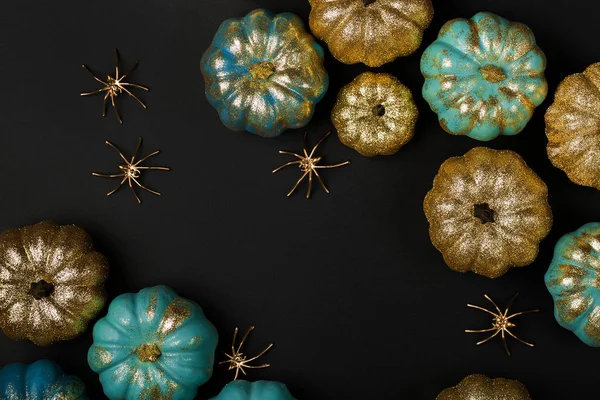 Parlak altın ve kabak ile örümcekler mavi