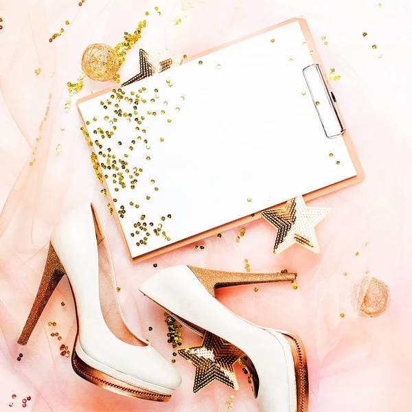 Pano mockup ve kadın ayakkabı