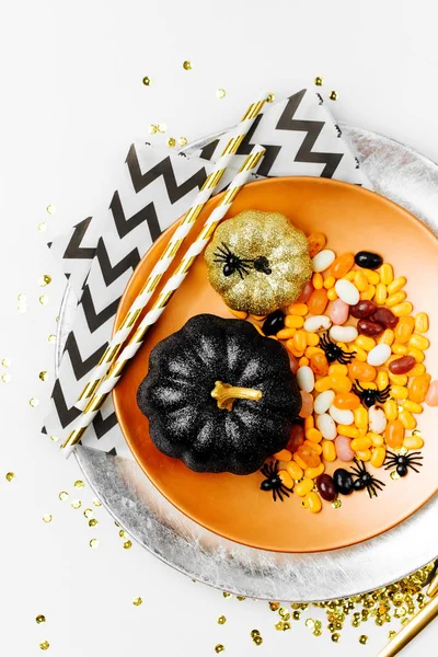 Siyah ve altın kabak ile tatlılar yemek. 