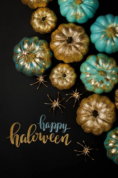 Parlak altın ve kabak ile örümcekler mavi