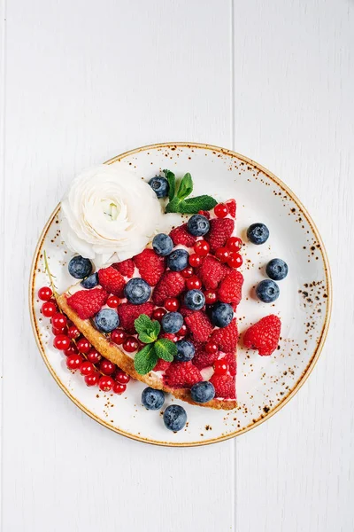 Домашний торт с фруктами — стоковое фото