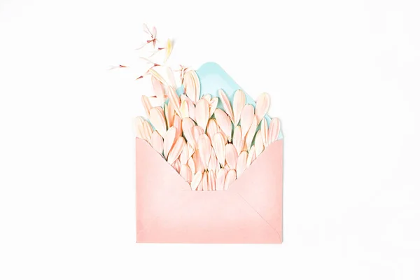 Envelope de correio com pétalas de flores — Fotografia de Stock