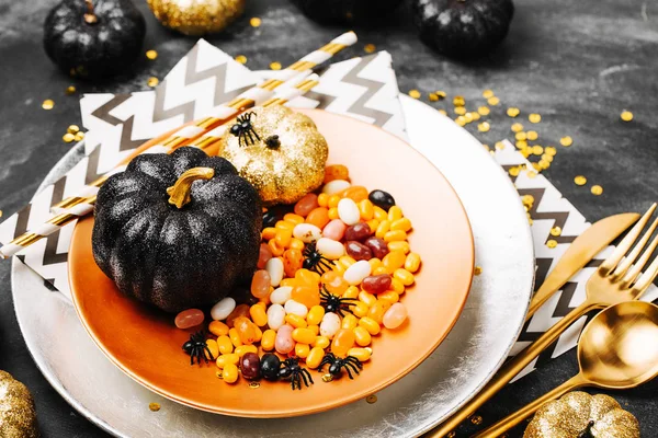 Prato com doces s em uma mesa escura — Fotografia de Stock