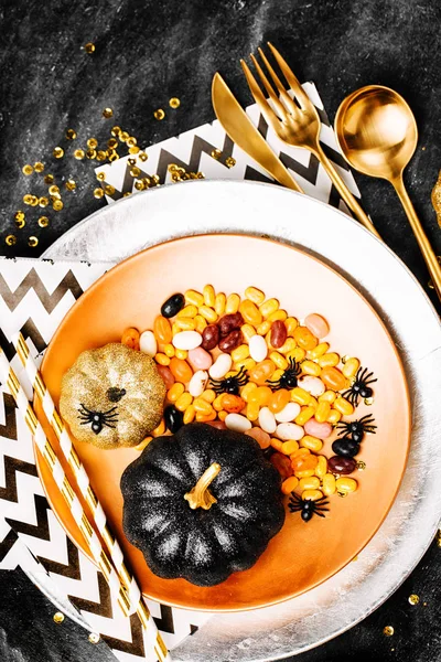 Tatlılar s karanlık bir tablo ile çanak