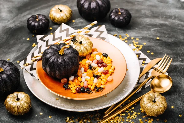 Tatlılar s karanlık bir tablo ile çanak