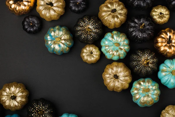 Parlak altın ve kabak ile örümcekler mavi