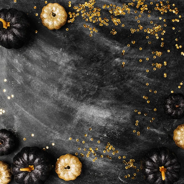Abóboras e brilhos pretos e dourados — Fotografia de Stock