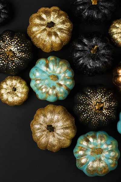 Parlak altın ve kabak ile örümcekler mavi