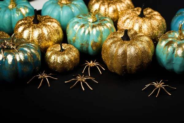 Parlak altın ve kabak ile örümcekler mavi