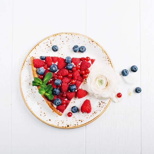 Meyve ile ev yapımı kek