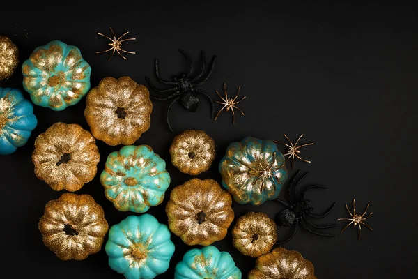 Parlak altın ve kabak ile örümcekler mavi