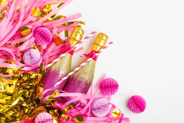 Золоті та рожеві пляшки шампанського — стокове фото
