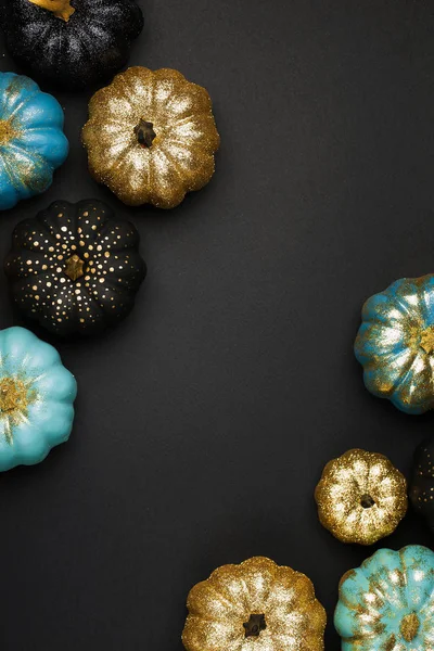 Блестящие золотые и голубые тыквы с пауками — стоковое фото