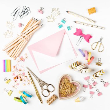 Beyaz üzerine okul aksesuarları