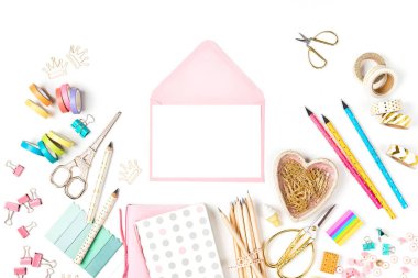 Beyaz üzerine okul aksesuarları