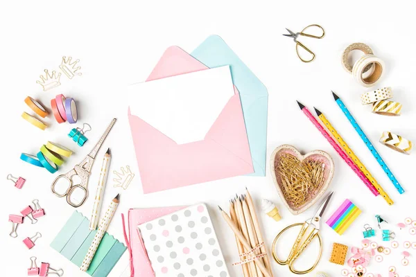 Beyaz üzerine okul aksesuarları