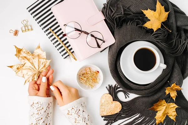 Fundo outono com xícara de café — Fotografia de Stock