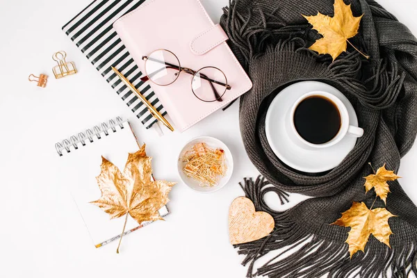 Podzimní pozadí s šálkem kávy — Stock fotografie