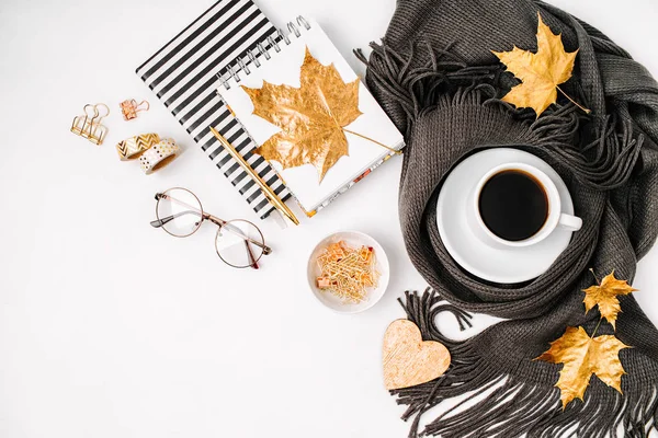 Podzimní pozadí s šálkem kávy — Stock fotografie