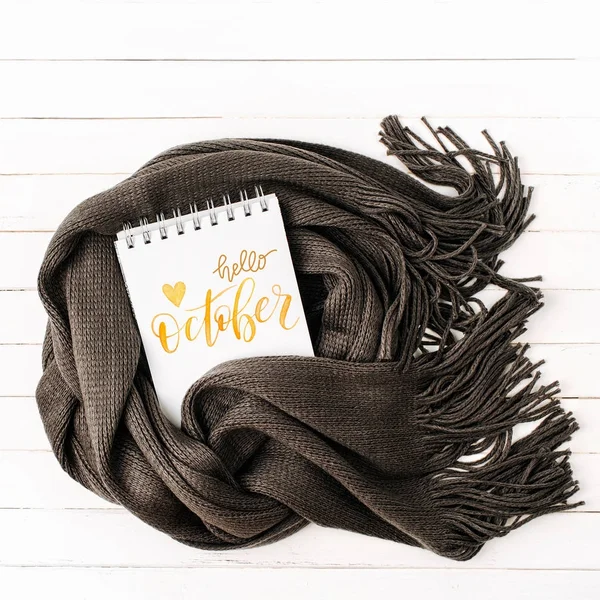 Notizbuch mit schwarzem Schal — Stockfoto