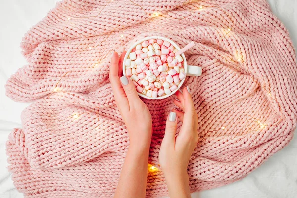 Fille avec tasse de café — Photo