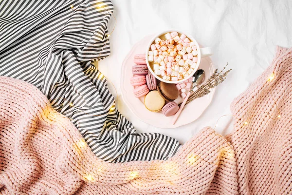 Bir fincan sıcak kahve.