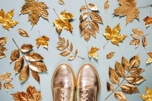 Authentische Blätter und Schuhe — Stockfoto