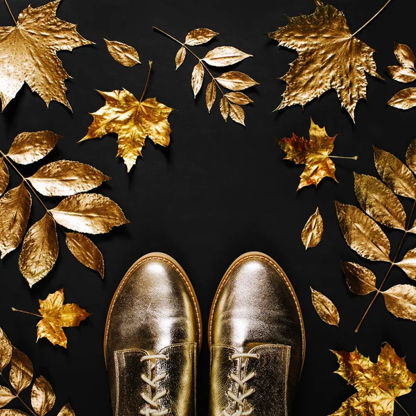 Осенние листья и обувь — стоковое фото