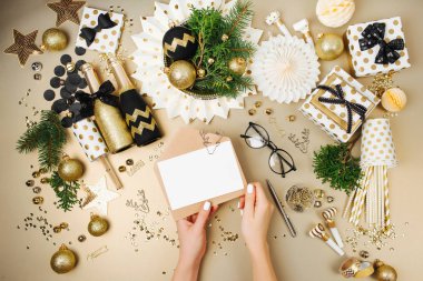 kart Noel arka planda tutan kadın