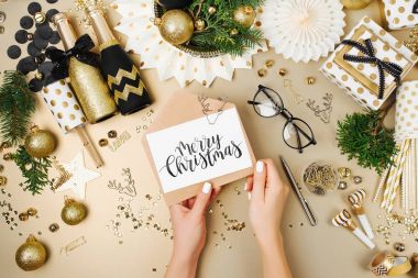 kadın holding neşeli Noel kartı