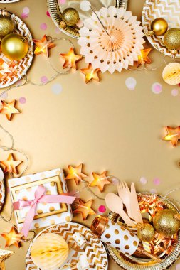 Altın parti süslemeleri ile çerçeve