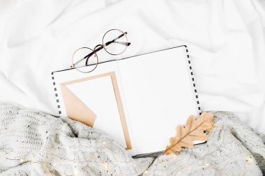 Defter ve sonbahar yaprak yatak