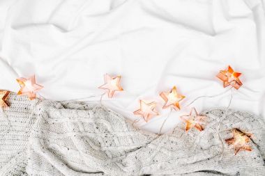 fairylights ve battaniye yatak var