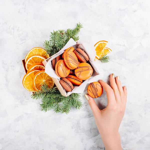 Parlak macaroons kutusuyla — Stok fotoğraf