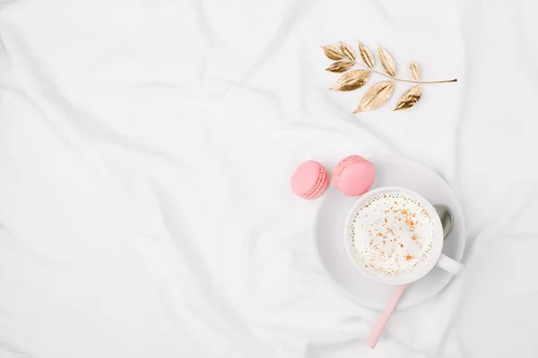 Cup of coffee on bed — Stock Photo, Image
