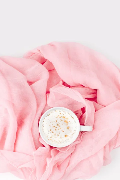 코코아와 핑크색 스카프의 컵 — 스톡 사진