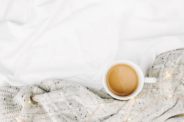 Cup and blanket on bed — Stock Photo, Image