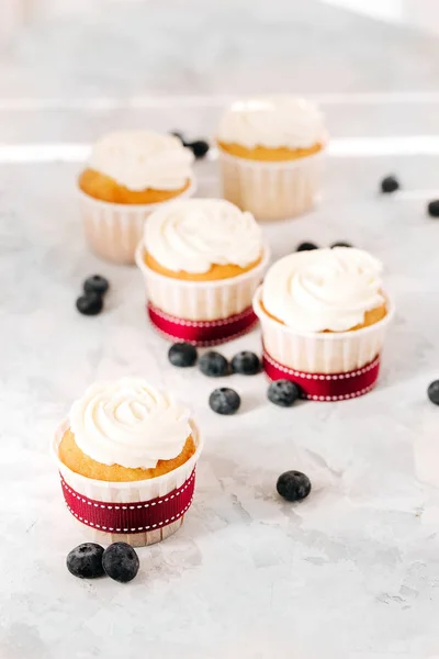 Cupcakes dan blueberry di marmer — Stok Foto