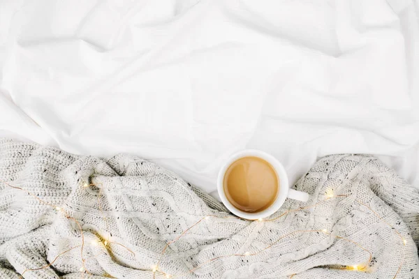 Tasse und Decke auf dem Bett — Stockfoto