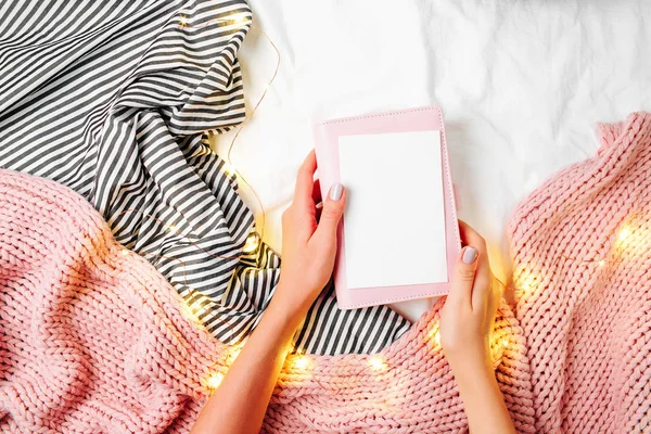 kadın holding boş kartı