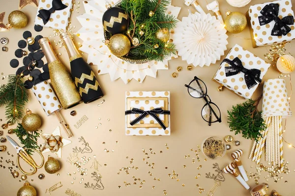 Presentförpackning på jul dekoration bakgrund — Stockfoto