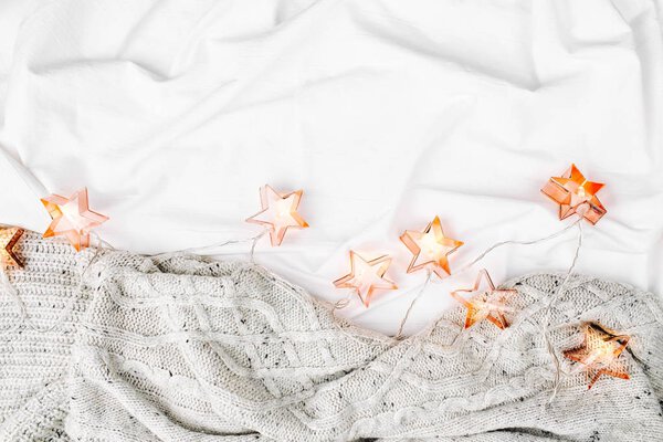 сказки и одеяло на кровати
