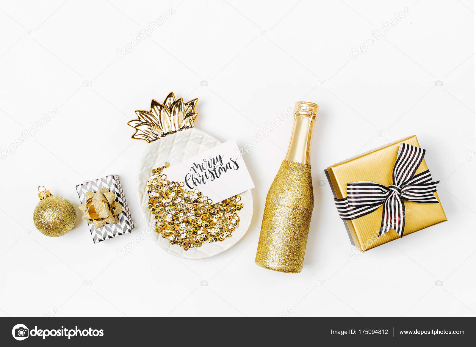 Plano Leigos Fundo Natal Cor Dourada Bola Brilhante Presentes Decoração  fotos, imagens de © Igishevamaria #175094812