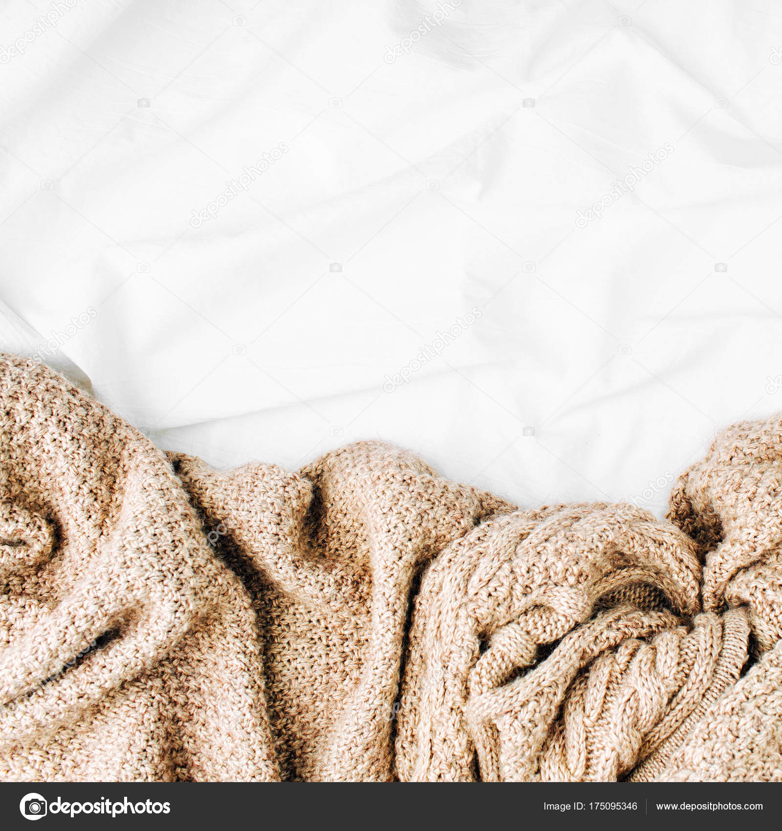 Beyaz Yatak Örtüsü Ile Yatakta Sıcak Ekose Stok fotoğrafçılık