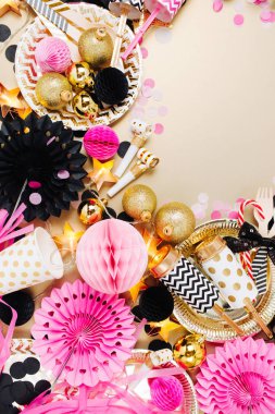 Noel topları ve altın, siyah ve pembe renklerde poppers ile şenlikli dekorasyon arka plan