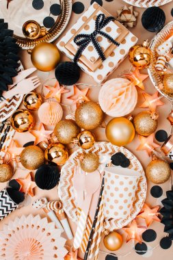 Tablo ayarı Noel topları ve malzeme altın ve siyah renklerde, düz yatıyordu, en iyi görünümü ile dekore edilmiş