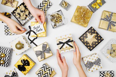 Güzel hediye kutusu holding eller, Noel tatili ve tebrik sezon kavramı