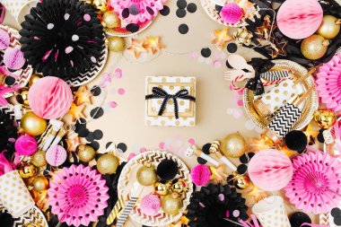 Hediye kutusu ile parti dekorasyon arka plan. Altın, siyah ve pembe renkler