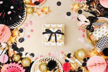 Hediye kutusu ile parti dekorasyon arka plan. Altın, siyah ve pembe renkler